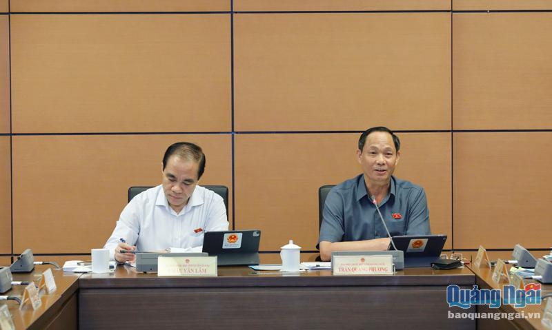 Ủy viên Trung ương Đảng, Phó Chủ tịch Quốc hội Trần Quang Phương (bên phải) trao đổi với các đại biểu tại phiên thảo luận tổ sáng 25/5.