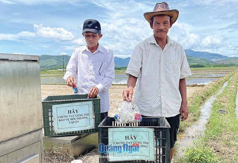 Ông Nguyễn Quân (bên phải) thường xuyên nhặt rác tại đồng ruộng, góp phần làm sạch môi trường nông thôn.