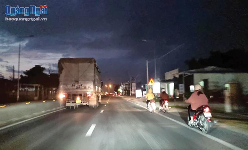 Nhiều người tham gia giao thông vào ban đêm trên Quốc lộ 1, đoạn qua huyện Bình Sơn, lo lắng, bất an vì tuyến đường chưa được chiếu sáng.