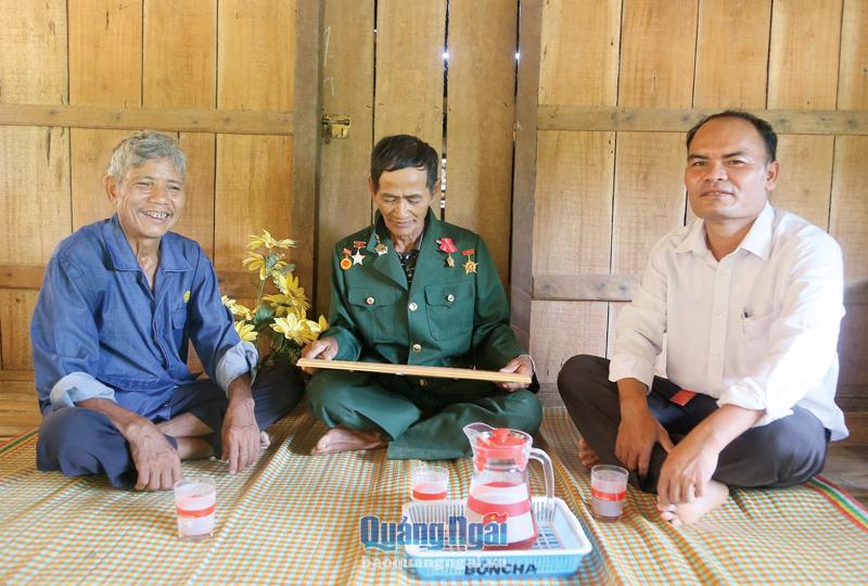 Ông Phạm Thanh Mong (ngồi giữa) cùng với người dân địa phương bàn việc của thôn. Ảnh: T.H