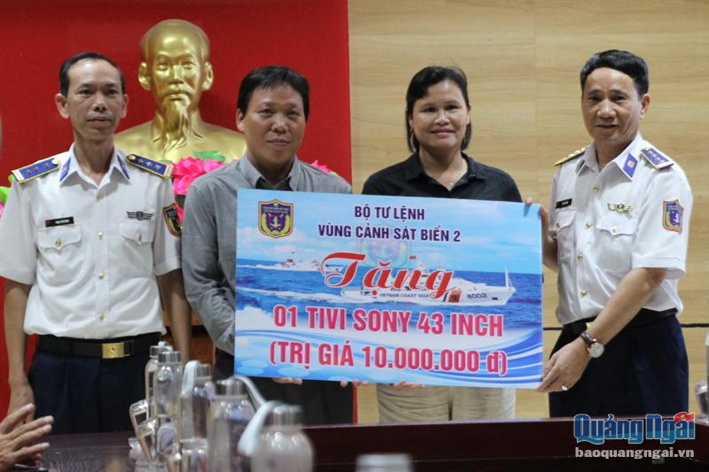 Bộ Tư lệnh Vùng Cảnh sát biển 2 tặng quà huyện Lý Sơn.