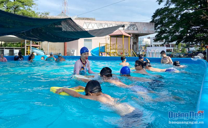 Giáo viên hướng dẫn thiếu nhi kỹ năng bơi lội tại Trung tâm Hoạt động thanh thiếu nhi Diên Hồng. 