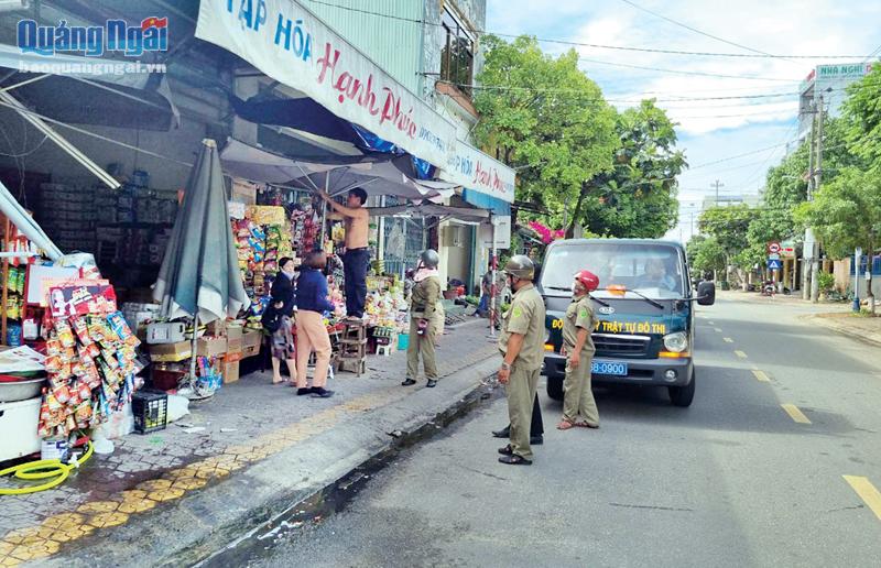  Lực lượng chức năng ra quân lập lại trật tự đô thị trên tuyến đường Nguyễn Du, phường Nghĩa Chánh (TP.Quảng Ngãi).