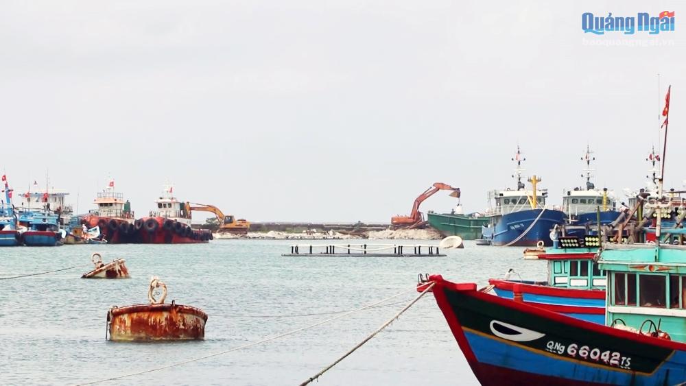 Video: Khẩn trương hoàn thành Vũng neo trú tàu thuyền Lý Sơn, giai đoạn 2