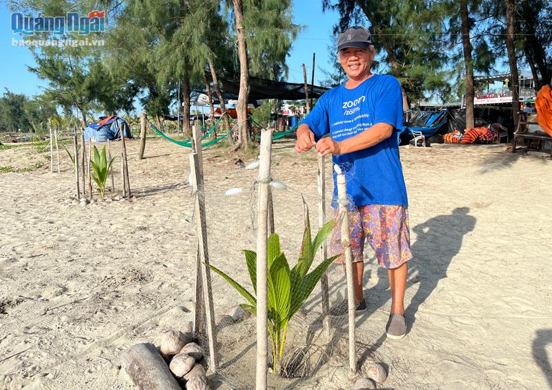 Ông Tô Thời, ở thôn Cổ Lũy, xã Tịnh Khê (TP.Quảng Ngãi), mỗi ngày đều dọn rác và chăm sóc cây xanh trên bờ biển Mỹ Khê.