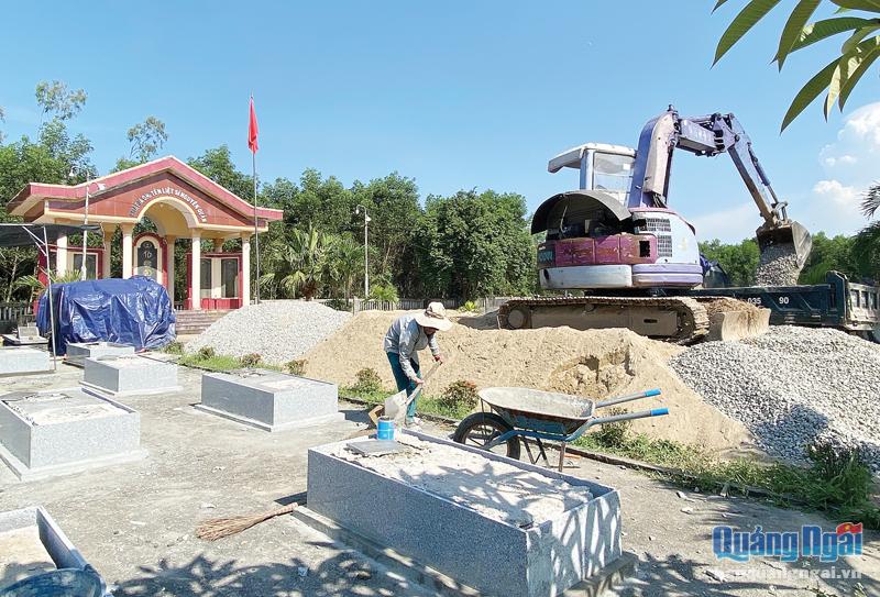 Nghĩa trang Liệt sĩ xã Bình Thanh (Bình Sơn) đang được sửa chữa, nâng cấp nhiều hạng mục. 