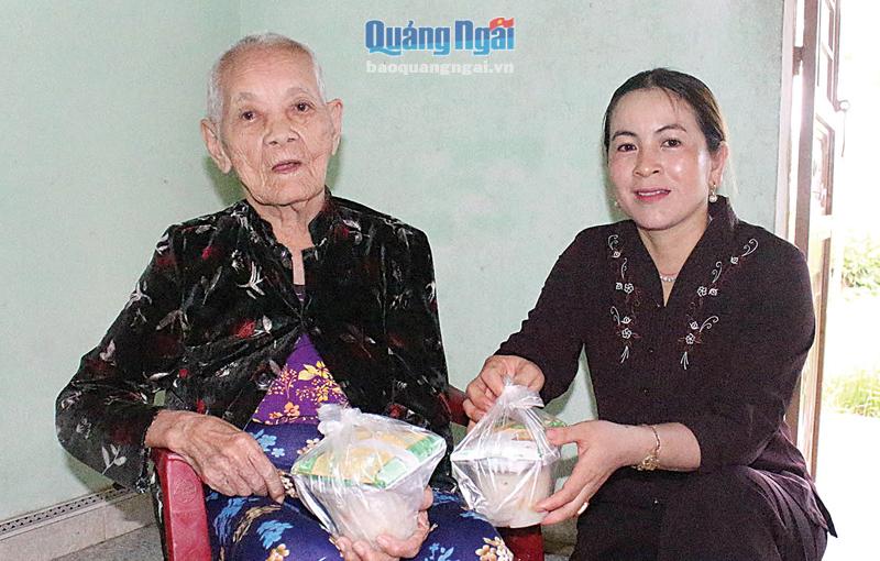 Mỗi tháng một lần, chị Đặng Thị Ánh, ở thôn Trà Bình, xã Tịnh Trà (Sơn Tịnh), tổ chức nấu cháo phát cho người nghèo, cụ già neo đơn ở địa phương. 