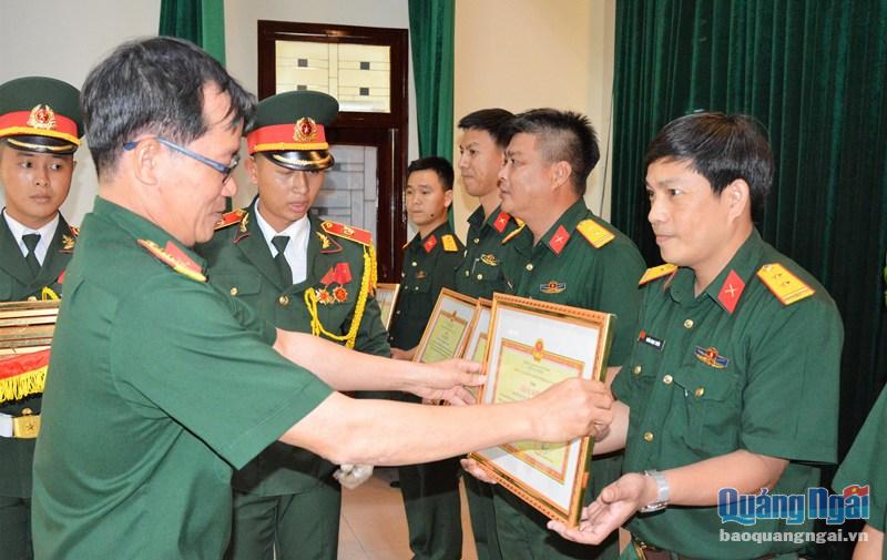 Thượng tá Lương Đình Chung trao giấy khen cho các tập thể và cá nhân.