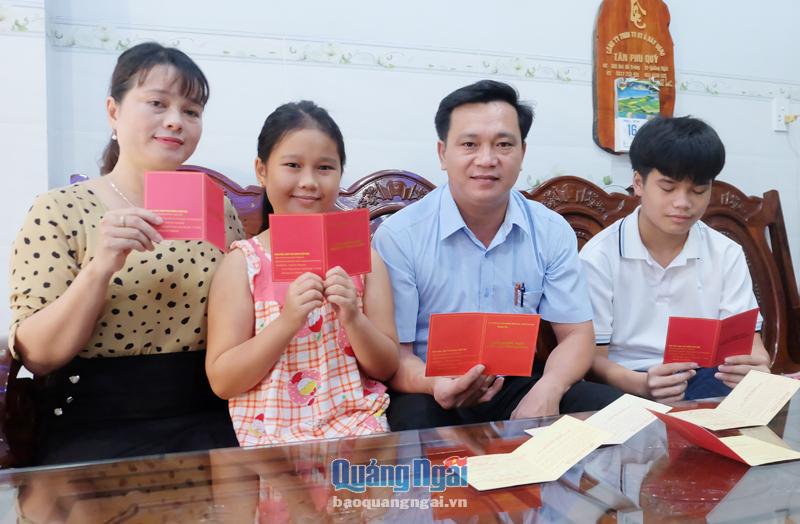 Thầy giáo Đỗ Đình Thanh - Hiệu trưởng Trường THCS Hành Minh (Nghĩa Hành) cùng với vợ đã 24 lần hiến máu nhân đạo.