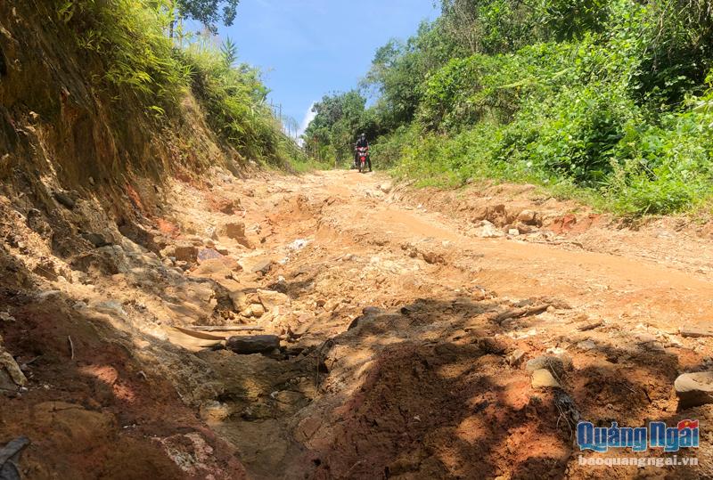 Đường đến thôn Tre, xã Trà Tây (Trà Bồng) dốc đá rất khó đi.