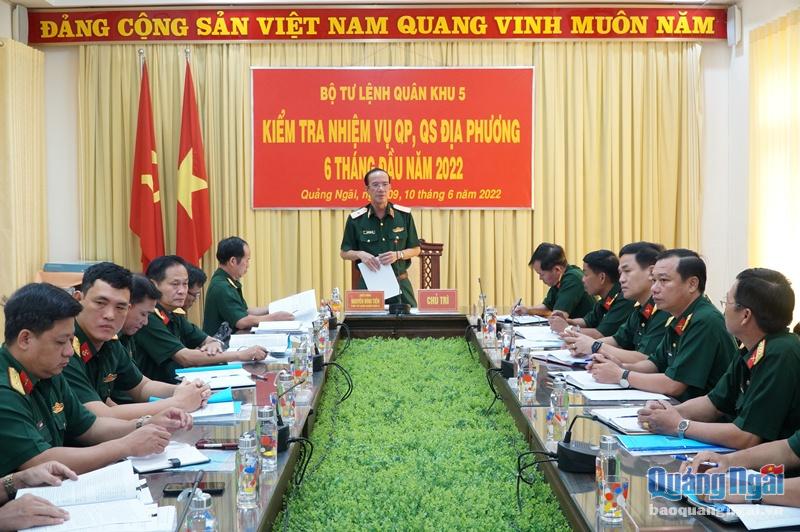 Đoàn kiểm tra nhận xét kết quả tại Bộ CHQS tỉnh Quảng Ngãi.
