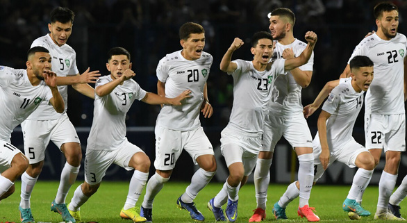 Niềm vui của cầu thủ U23 Uzbekistan sau chiến thắng trên loạt sút luân lưu - Ảnh: AFC