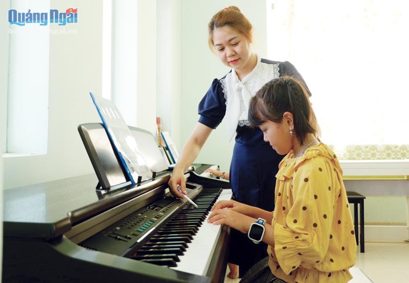 Thiếu nhi tham gia học đàn piano do Huyện đoàn Nghĩa Hành tổ chức. 