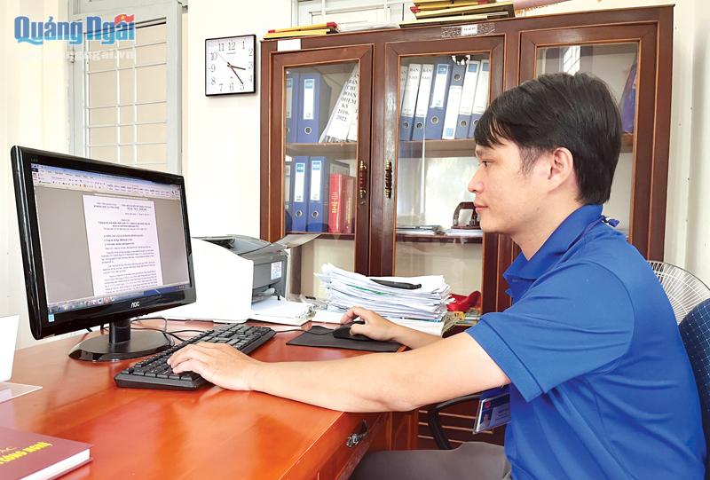 Nhờ áp dụng phần mềm iOffice, công chức Phòng Hành chính - Tổng hợp (Sở KH&CN) có thể trực tiếp xử lý văn bản trên môi trường mạng.
