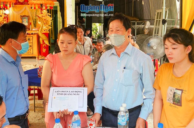 Lãnh đạo Công đoàn KKT Dung Quất và các KCN tỉnh thăm, trao tiền hỗ trợ một gia đình công nhân qua đời vì tai nạn giao thông. 