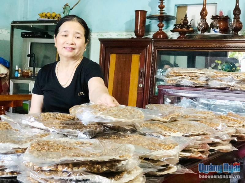 Hằng ngày, bà Võ Thị Yến Sinh vẫn miệt mài làm ra những chiếc bánh tráng kẹo đậu thơm ngon.