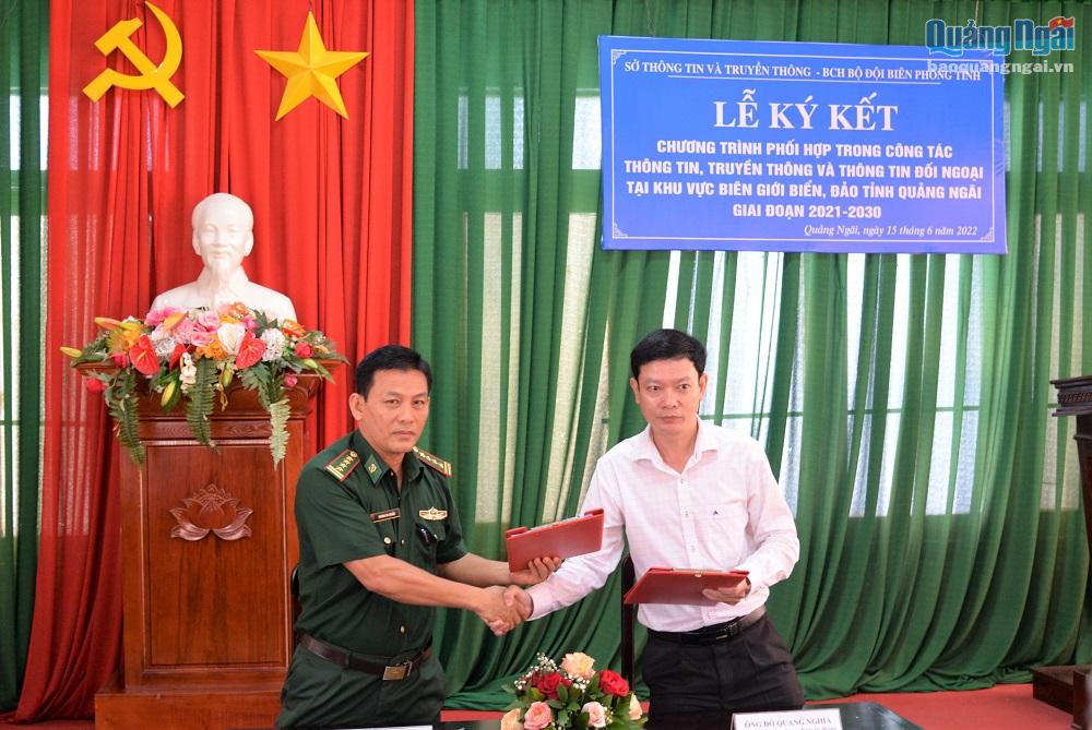 Đại diện lãnh đạo Sở TT&TT và Bộ Chỉ huy Bộ đội Biên phòng tỉnh hoàn thành việc ký kết Chương trình phối hợp.