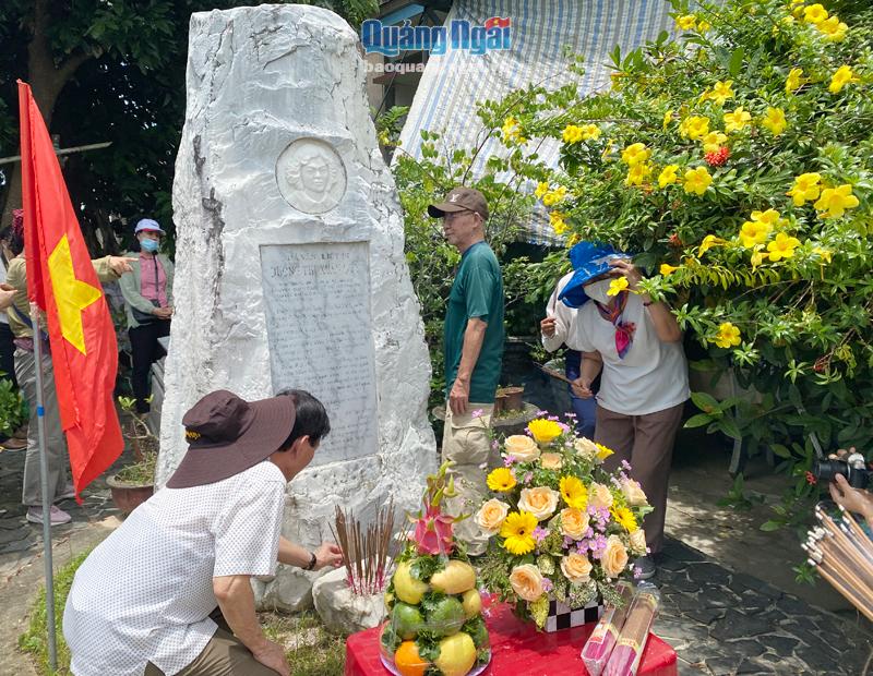 Các văn nghệ sỹ Khu Năm viếng ngôi mộ gió cùng bia tưởng niệm nhà văn-nhà báo Dương Thị Xuân Quý- ảnh: Trần Đăng