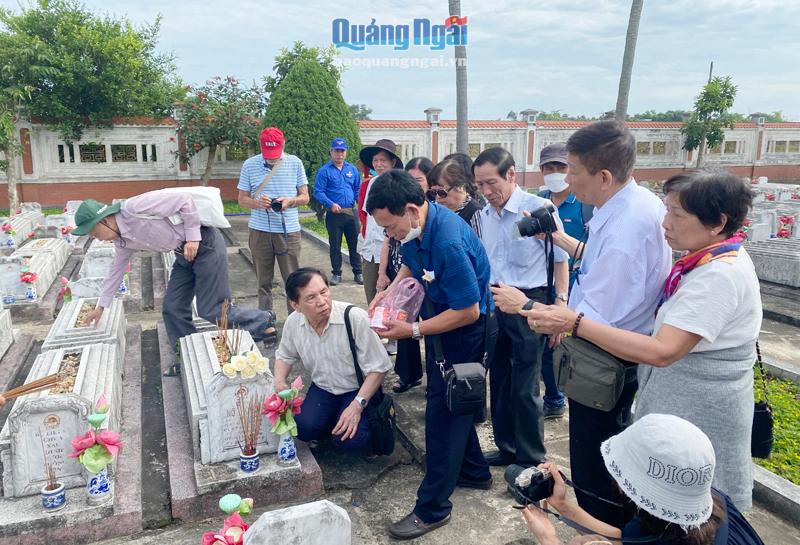 Viếng mộ nhà báo liệt sĩ Nguyễn Hồng tại NTLS Điện Bàn-Quảng Nam. Ảnh Trần Đăng