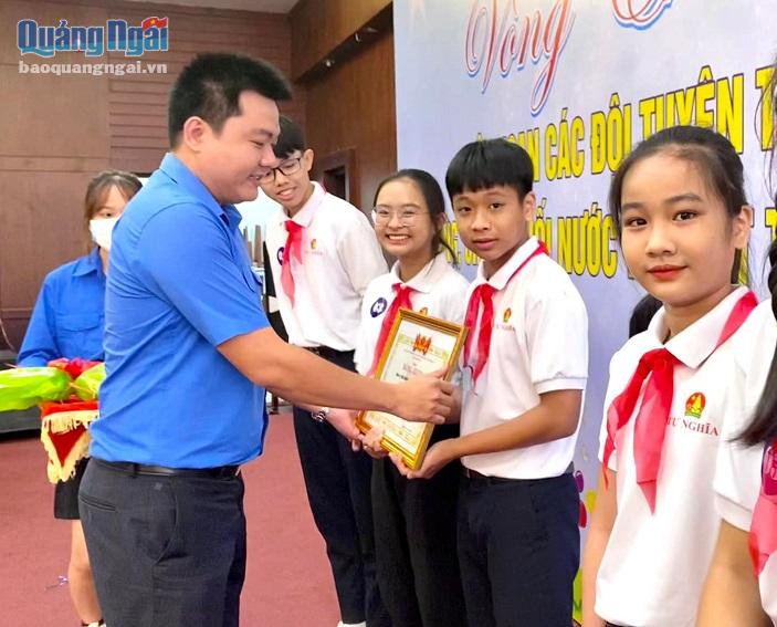 Anh Trần Đăng Minh, Phó Bí thư Tỉnh đoàn trao giải Nhất cho đội tuyên truyền măng non huyện Tư Nghĩa.