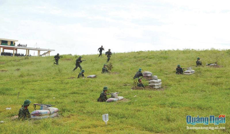 Lực lượng vũ trang huyện Nghĩa Hành thực hành diễn tập khu vực phòng thủ huyện năm 2022.