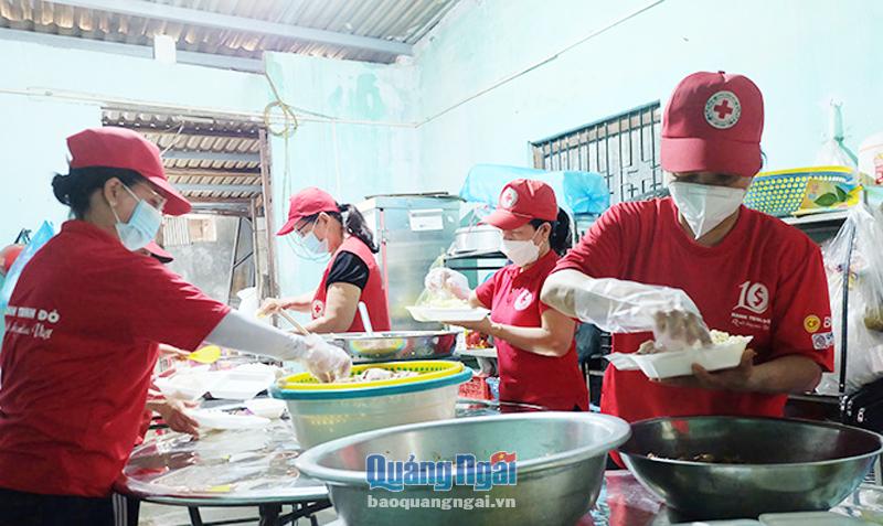 Đội tình nguyện viên Hội Chữ thập đỏ TP.Quảng Ngãi duy trì hoạt động nấu cơm phát cho bệnh nhân nghèo, người khó khăn.                          Ảnh: Bảo Hòa