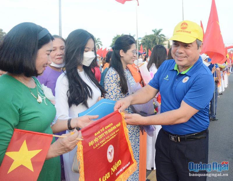 Phó Chủ tịch Thường trực UBND tỉnh Trần Hoàng Tuấn tặng hoa cho các đoàn tham gia đại hội.