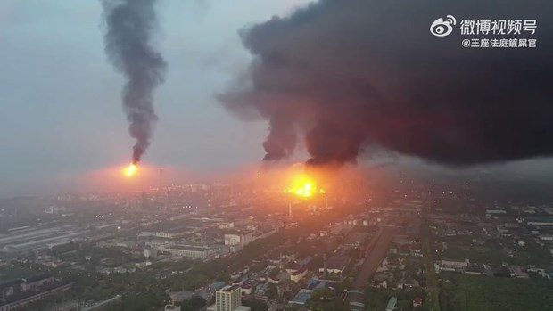 Vụ cháy lớn ở nhà máy hóa dầu Sinopec tại Thượng Hải. (Nguồn: Twitter)