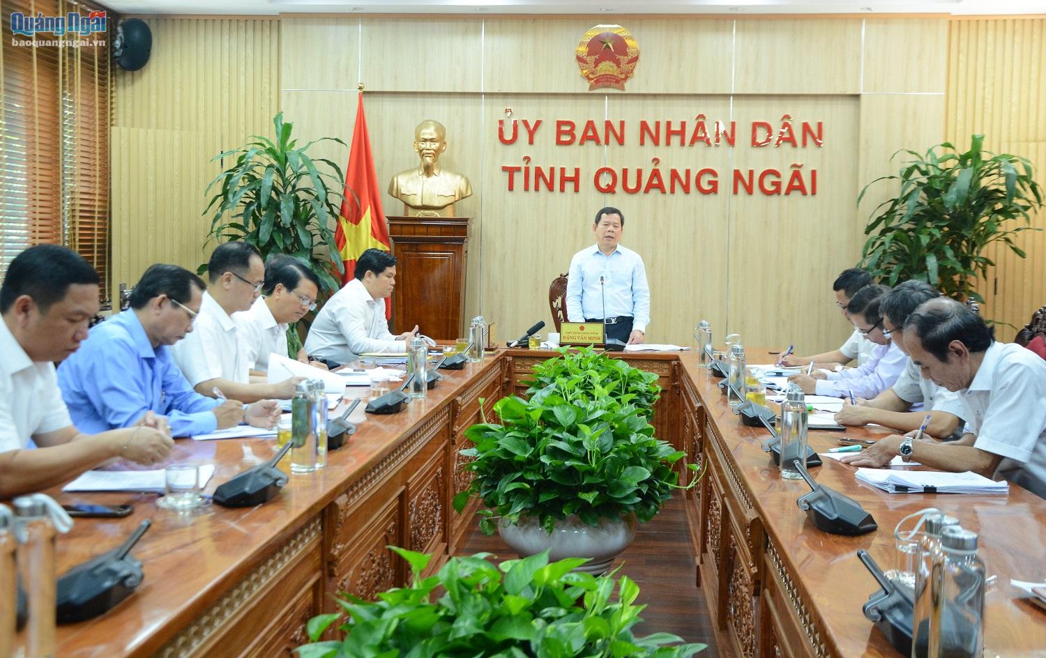  Chủ tịch UBND tỉnh Đặng Văn Minh phát biểu kết luận cuộc họp.