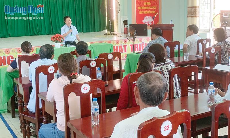 Bí thư Huyện ủy Tư Nghĩa Nguyễn Phúc Nhân đối thoại với nhân dân xã Nghĩa Điền. 