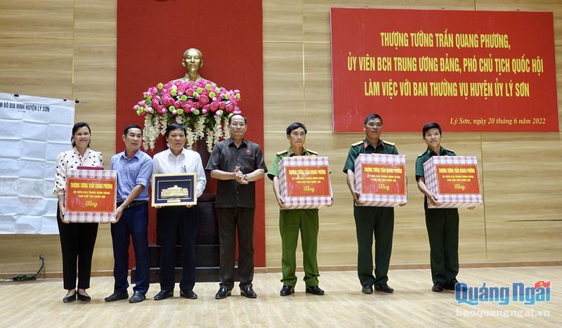Thượng tướng Trần Quang Phương, Ủy viên Trung ương Đảng, Phó Chủ tịch Quốc hội tặng quà cho một số cơ quan, đơn vị tại huyện Lý Sơn. 