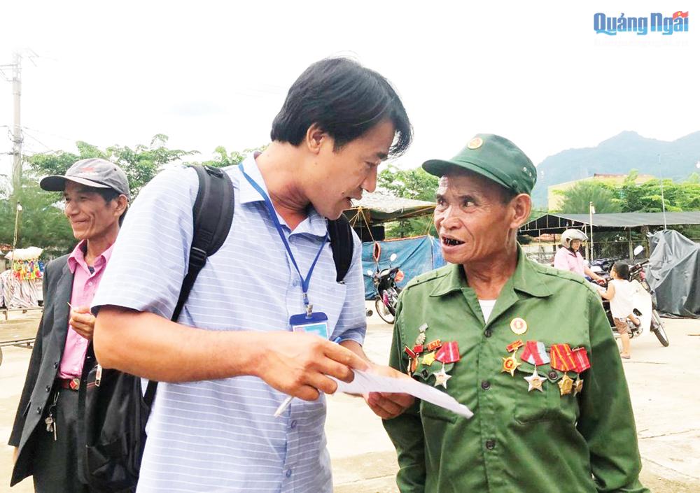 Phóng viên Bá Sơn tác nghiệp tại huyện miền núi Trà Bồng.