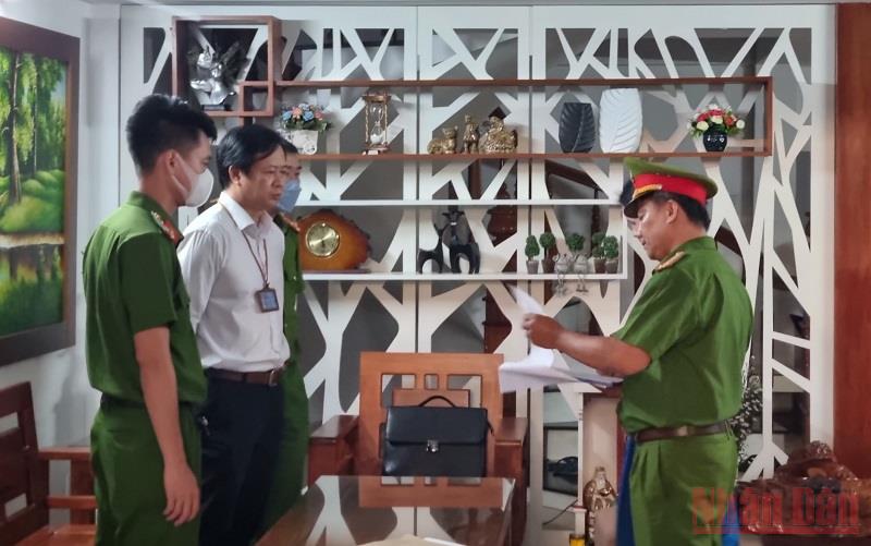 Cơ quan cảnh sát điều tra, Công an thành phố Đà Nẵng đọc quyết định khởi tố vụ án, khởi tố bị can, bắt tạm giam đối với ông Tôn Thất Thạnh, chiều 20/6.