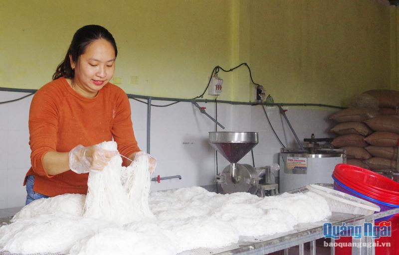 Chị Huỳnh Thị Tường Vi, ở xã Bình Hiệp (Bình Sơn), sản xuất bún tươi bằng dây chuyền hiện đại.