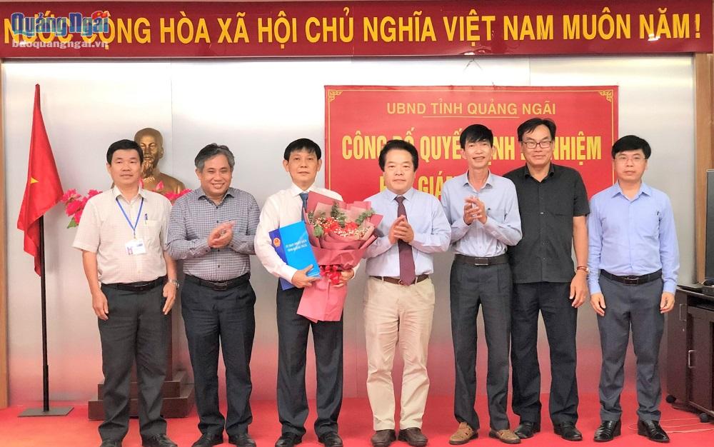 Ông Nguyễn Hoàng Hải (thứ 3 từ trái qua) được bổ nhiệm làm Phó Giám đốc Sở Y tế kể từ ngày 22/6/2022.
