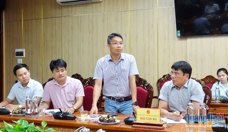 Lạnh đạo Công ty CP Thép Hòa Phát Dung Quất phát biểu tại cuộc họp.