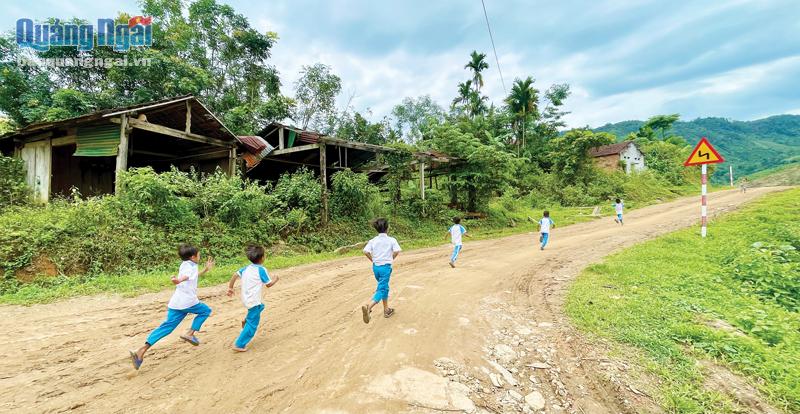 Trẻ em ở Mang Ve rời làng đến trung tâm thôn Đăk Doa để học.                    Ảnh: Thanh Nhị