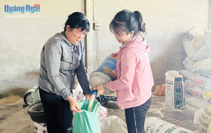 Cán bộ, hội viên phụ nữ xã Bình Trung (Bình Sơn) quyên góp gạo để giúp đỡ các hoàn cảnh khó khăn.  Ảnh: Hải Châu