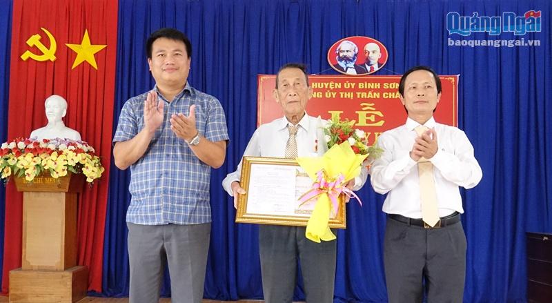 Phó Bí thư Thường trực Tỉnh ủy, Trưởng đoàn ĐBQH tỉnh Đặng Ngọc Huy trao tặng Huy hiệu 75 năm tuổi Đảng cho đồng chí Bùi Ái Nam.