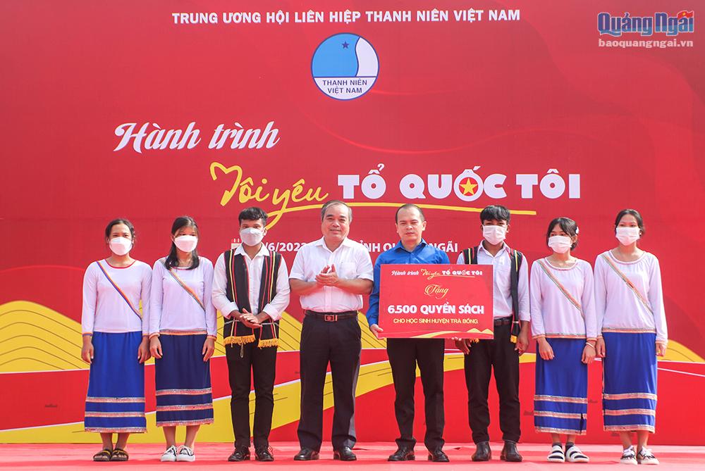 Nhân dịp này, Phó Chủ tịch thường trực UBND tỉnh Trần Hoàng Tuấn tặng 6.500 sách giáo khoa cho học sinh huyện Trà Bồng.