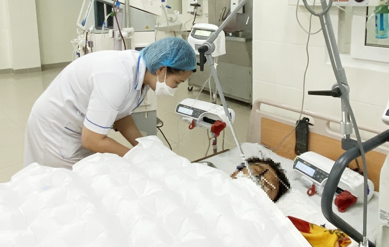 Bé hiện đang trong tình trạng nguy kịch tại Bệnh viện Sản-Nhi tỉnh.