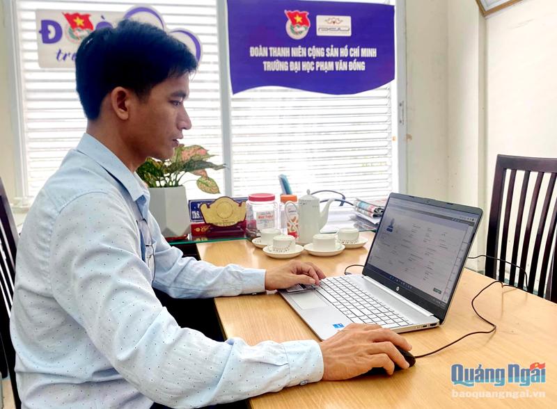Cán bộ Đoàn Trường Đại học Phạm Văn Đồng cập nhật thông tin đoàn viên lên hệ thống.