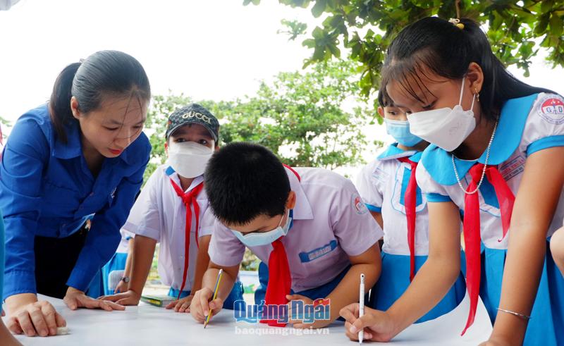 Đoàn xã Nghĩa Thuận (Tư Nghĩa)  tổ chức cho học sinh tiểu học vẽ tranh về chủ đề biển đảo.