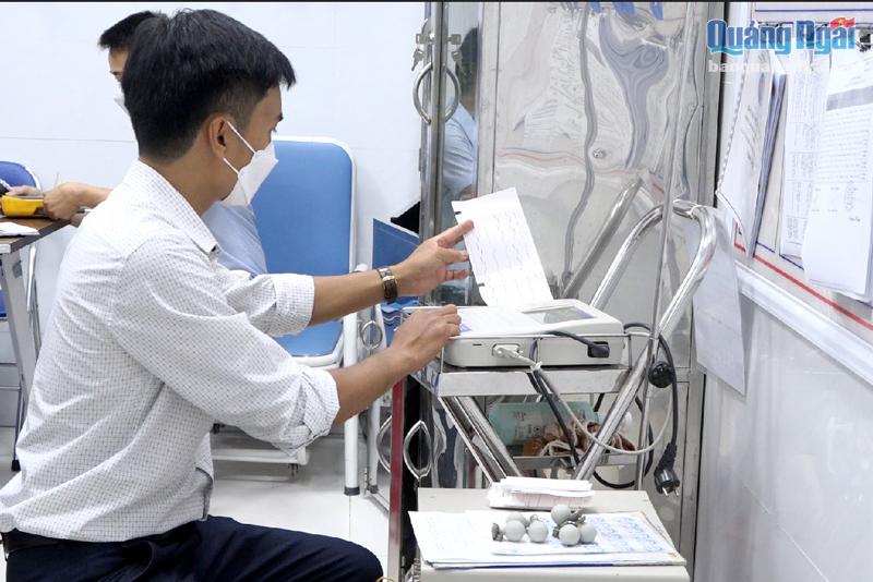Cán bộ Trung tâm Ứng dụng và Dịch vụ khoa học công nghệ tỉnh thực hiện kiểm định máy đo điện não tại Bệnh viện đa khoa tỉnh.