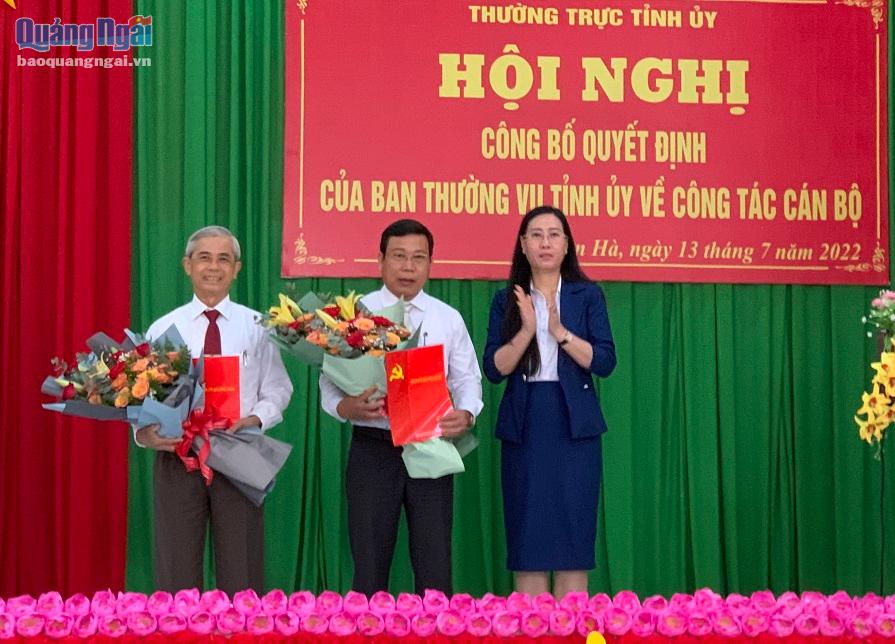 - Bí thư Tỉnh ủy Bùi Thị Quỳnh Vân trao quyết định cho đồng chí Võ Tấn Lãm và Trần Văn Luật.
