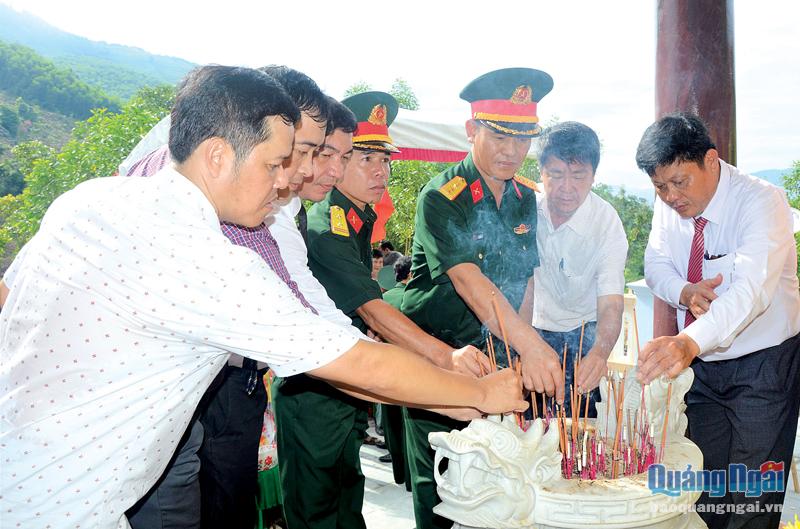 Lãnh đạo Bộ CHQS tỉnh, Ban Liên lạc Tiểu đoàn 83 và huyện Nghĩa Hành dâng hương các liệt sĩ tại nhà bia tưởng niệm. 