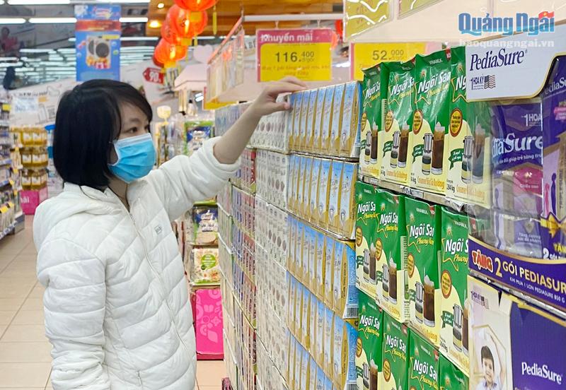 Người tiêu dùng chọn mua hàng Việt tại siêu thị. Ảnh: Trung Ân