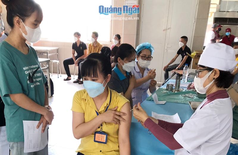 Tiêm vắc xin phòng Covid-19 mũi 4 cho công nhân ở Công ty TNHH Mensa Industries (KCN VSIP Quảng Ngãi).