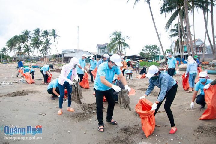 Các tình nguyện viên tham gia thu gom rác ở bãi biển Sa Kỳ. Ảnh: TL