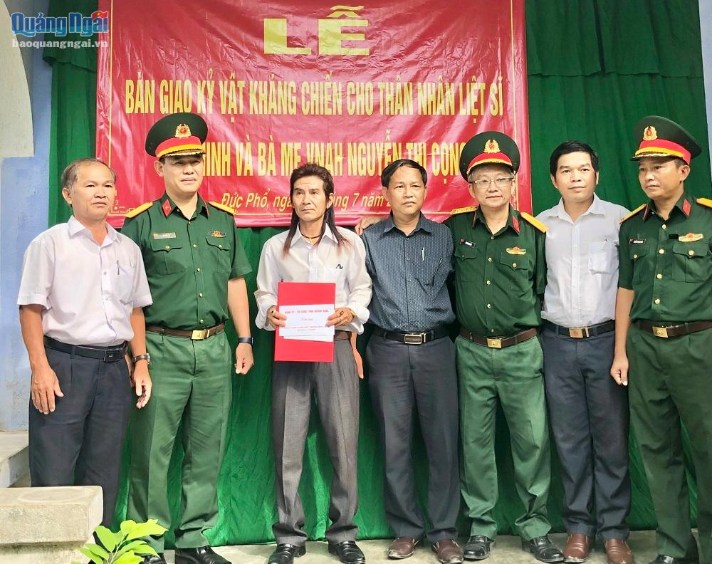 Lãnh đạo Bộ CHQS tỉnh bàn giao kỷ vật cho thân nhân Mẹ VNAH Nguyễn Thị Cọng.